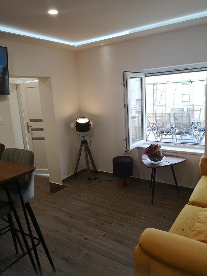Apartma Ella *