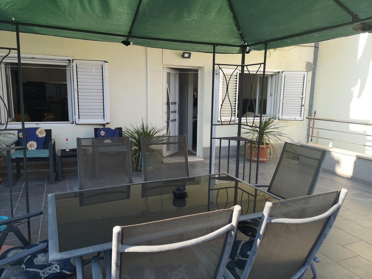 Apartma Ella *