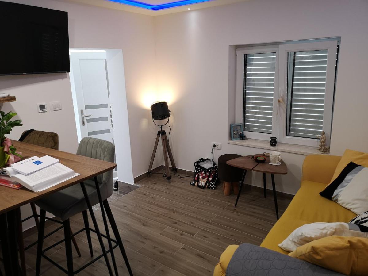 Apartma Ella *